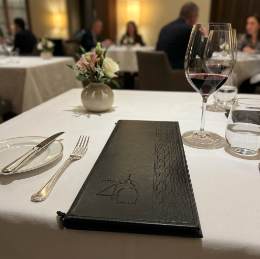 El porta menús terminado, sobre la mesa puesta de un restaurante